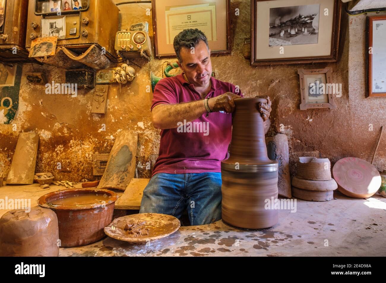 Der Handwerker Pablo Tito in seiner traditionellen Keramikwerkstatt. Alfareria Pablo & Paco Tito, Ubeda. Cordoba Provinz, Andalusien, Südspanien Europa Stockfoto