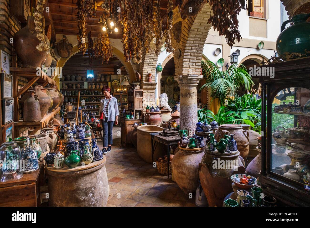 Tito-Keramik. Ausstellung von Keramik und Keramik im Innenhof Laden, Ubeda, UNESCO-Weltkulturerbe. Provinz Jaen, Andalusien, Süd-Süd Stockfoto