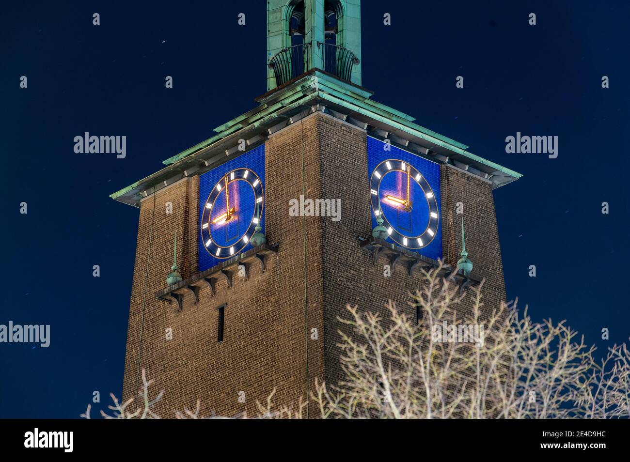Die Uhr des Rathauses von Enschede in den Niederlanden Punkt 21.00 Stunden. Die Zeit der Ausgangssperre in den Niederlanden während des Covid-19. Stockfoto