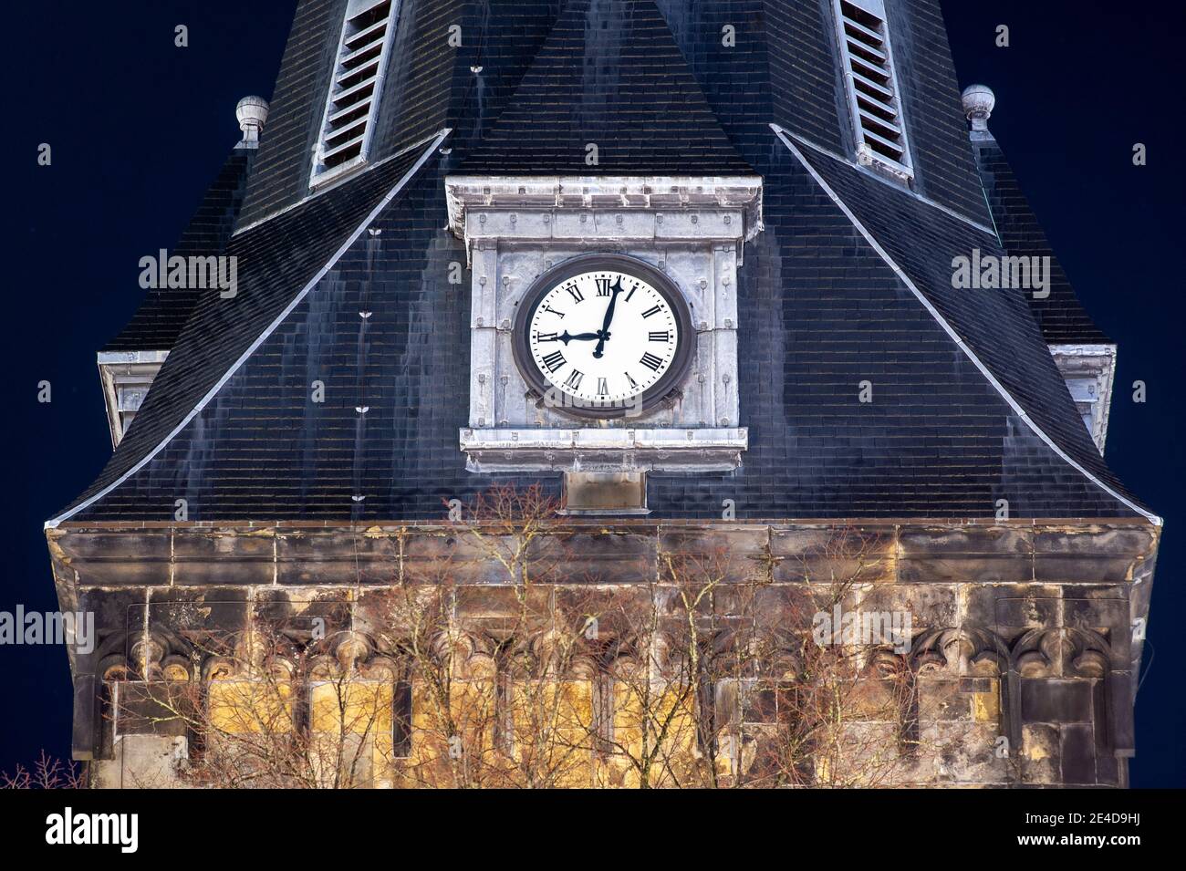 Die Uhr der ältesten Kirche in der Stadt Enschede in den Niederlanden Punkt 21.00 Stunden. Die Zeit der Ausgangssperre in den Niederlanden während des Covid-19 Stockfoto