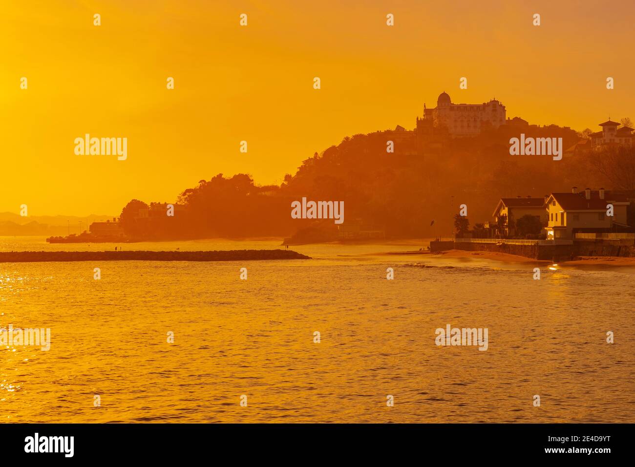 Santander Bay bei Sonnenuntergang, Kantabrische See, Kantabrien, Nordspanien, Europa Stockfoto