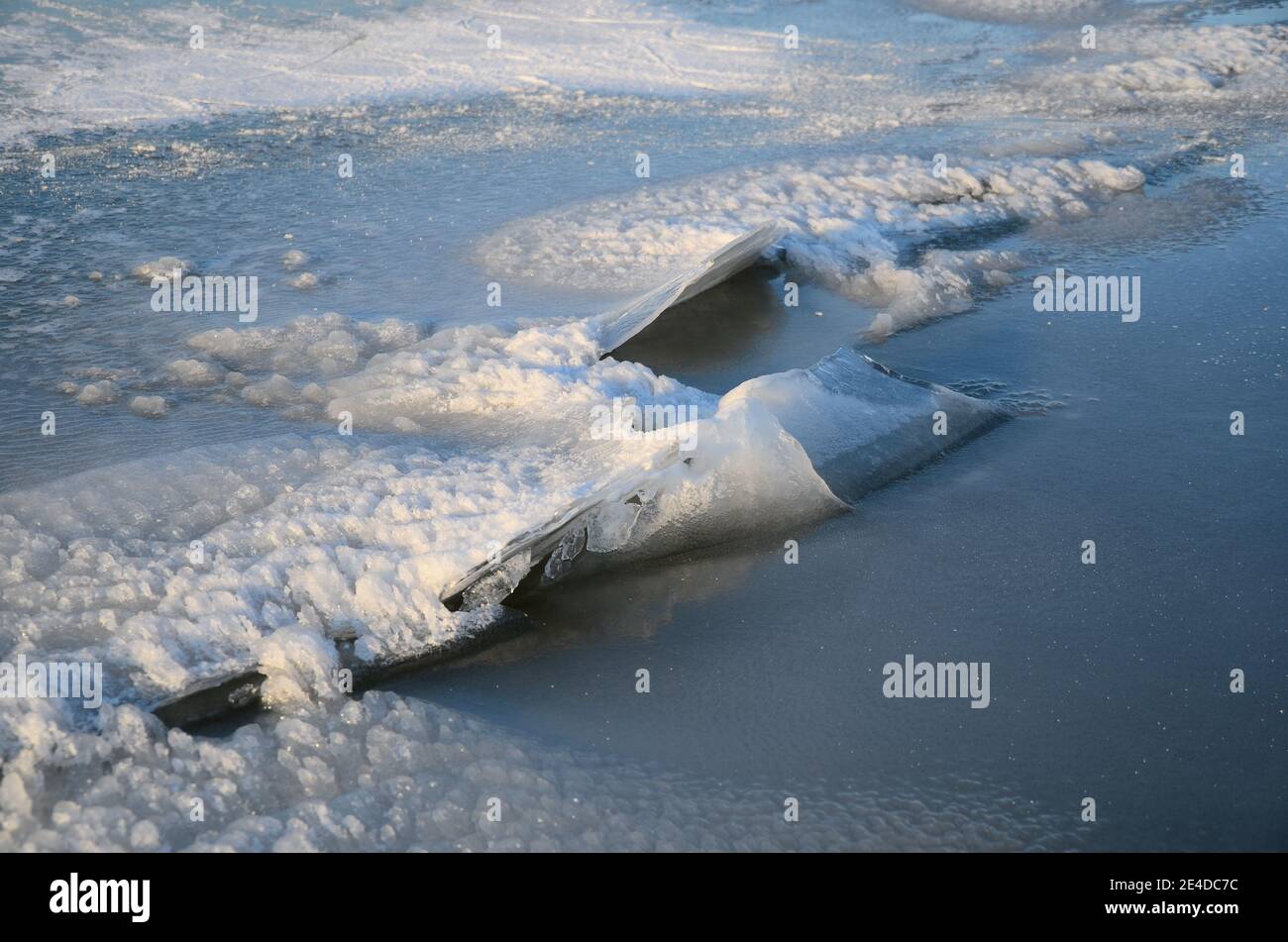 Eis mit Rissen im See zeigen Details Stockfoto