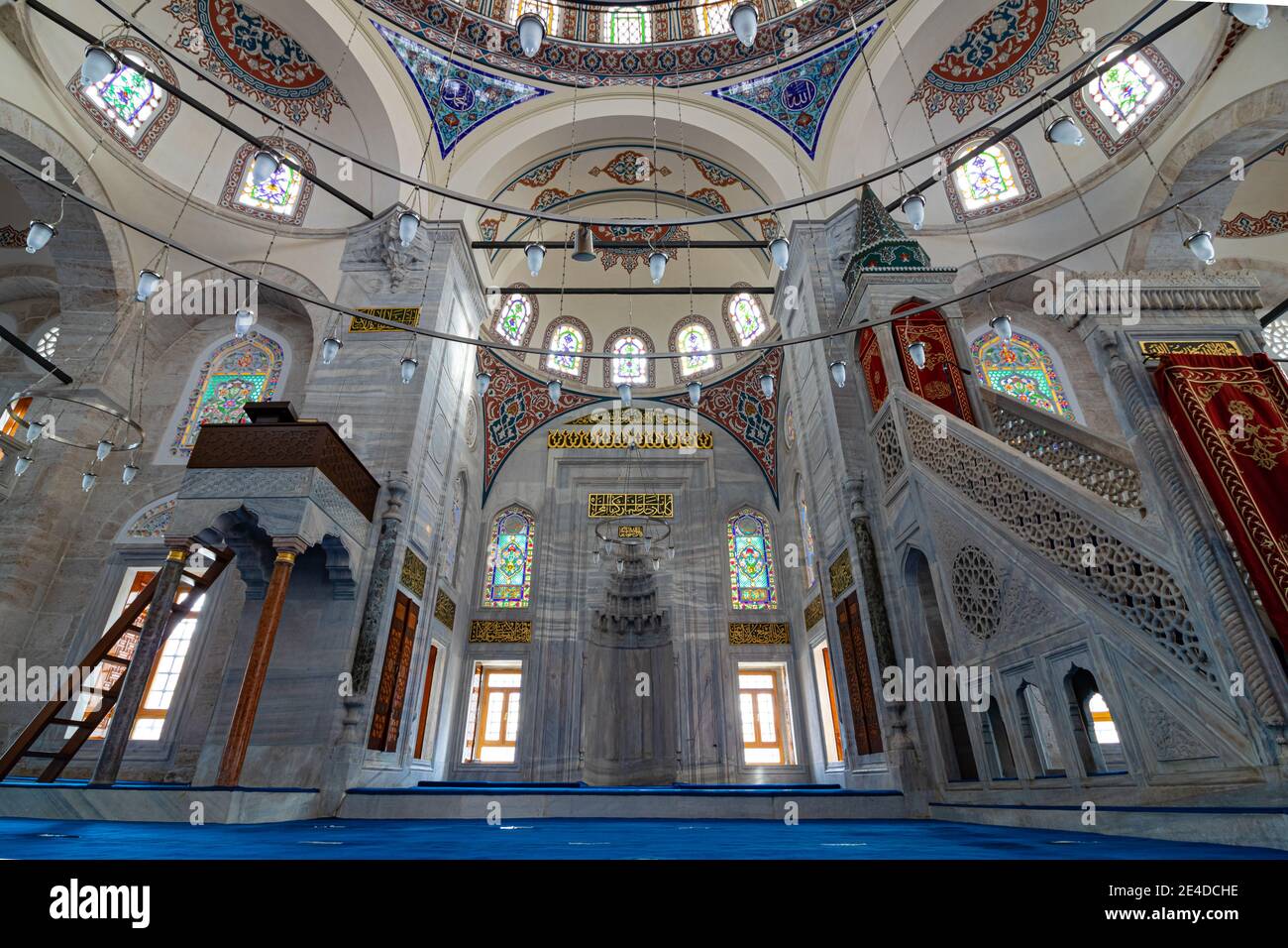 Innenraum der Sokolu Mehmet Pasa Moschee in Beyoglu Istanbul. Osmanische Architektur. Moscheen von Istanbul. Islamischer Hintergrund. Moschee-Architektur. HDR p Stockfoto