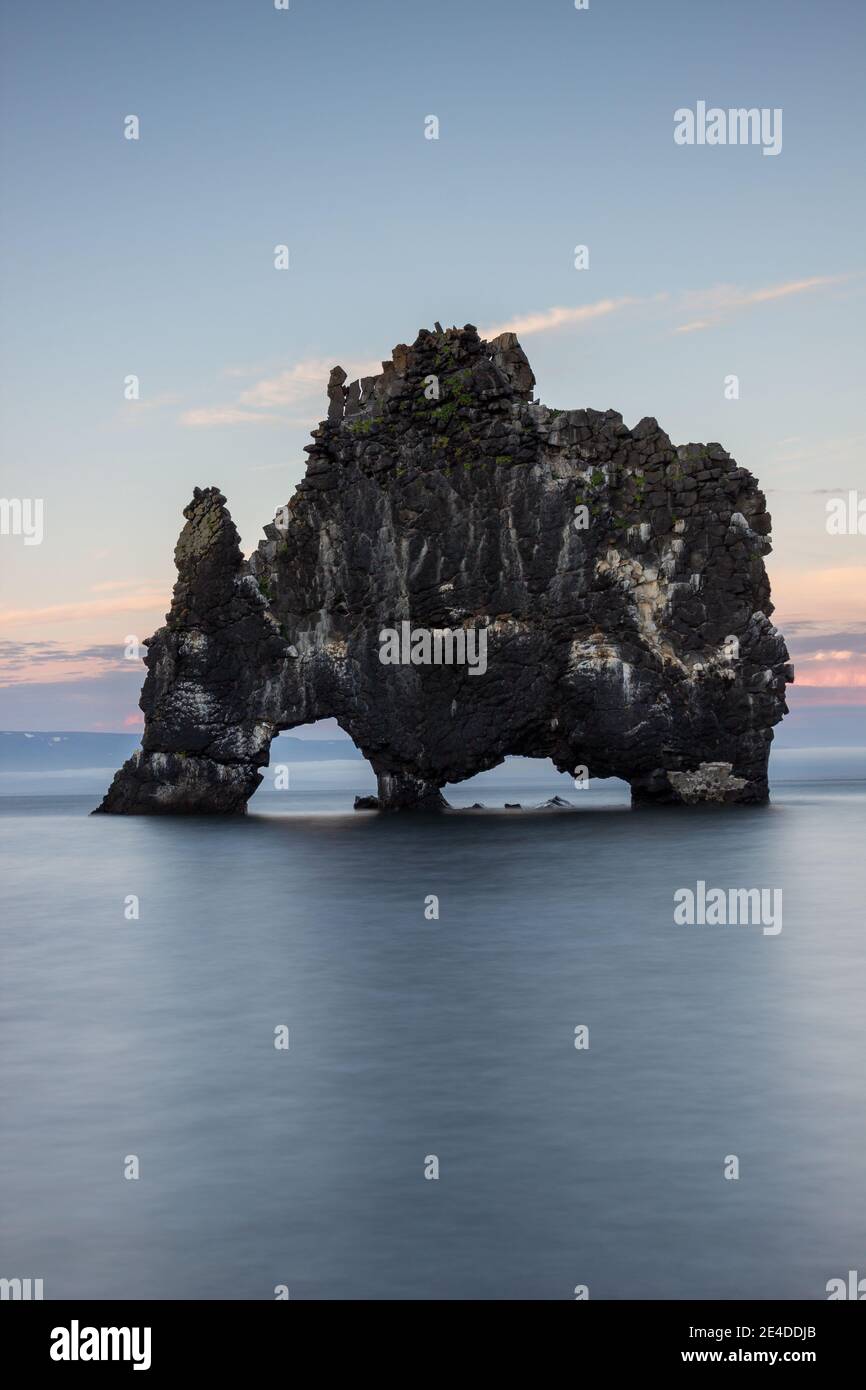 Isländische Touristenattraktion Hvitserkur bei Sonnenuntergang. Hvitserkur ist ein Ort im Nordwesten islands Stockfoto