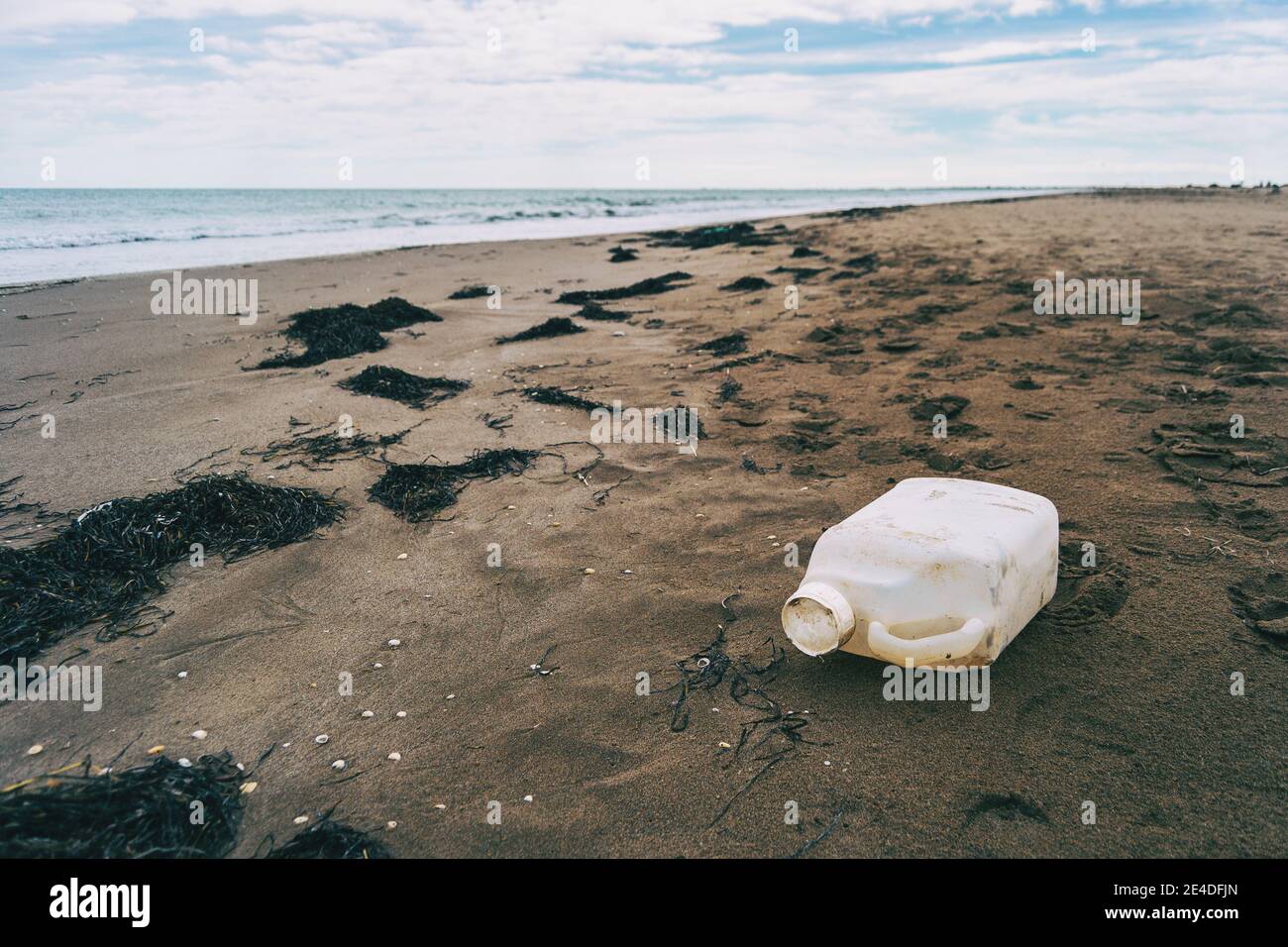 Große Plastikflasche, die am Strand gewaschen wurde. Sie sehen das Umweltproblem mit Kunststoff in der Welt Stockfoto