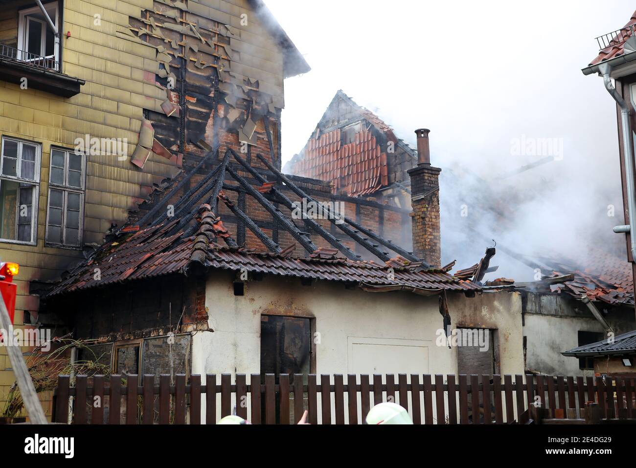 23. Januar 2021, Niedersachsen, Hann. Münden: Feuerwehrleute zünden in der historischen Altstadt Feuer. Mehrere Häuser wurden in der dicht bebauten Innenstadt angezündet, sagte ein Polizeisprecher. Foto: Stefan Rampfel/dpa - ACHTUNG: Nummernschild ist aus rechtlichen Gründen verpixelt Stockfoto