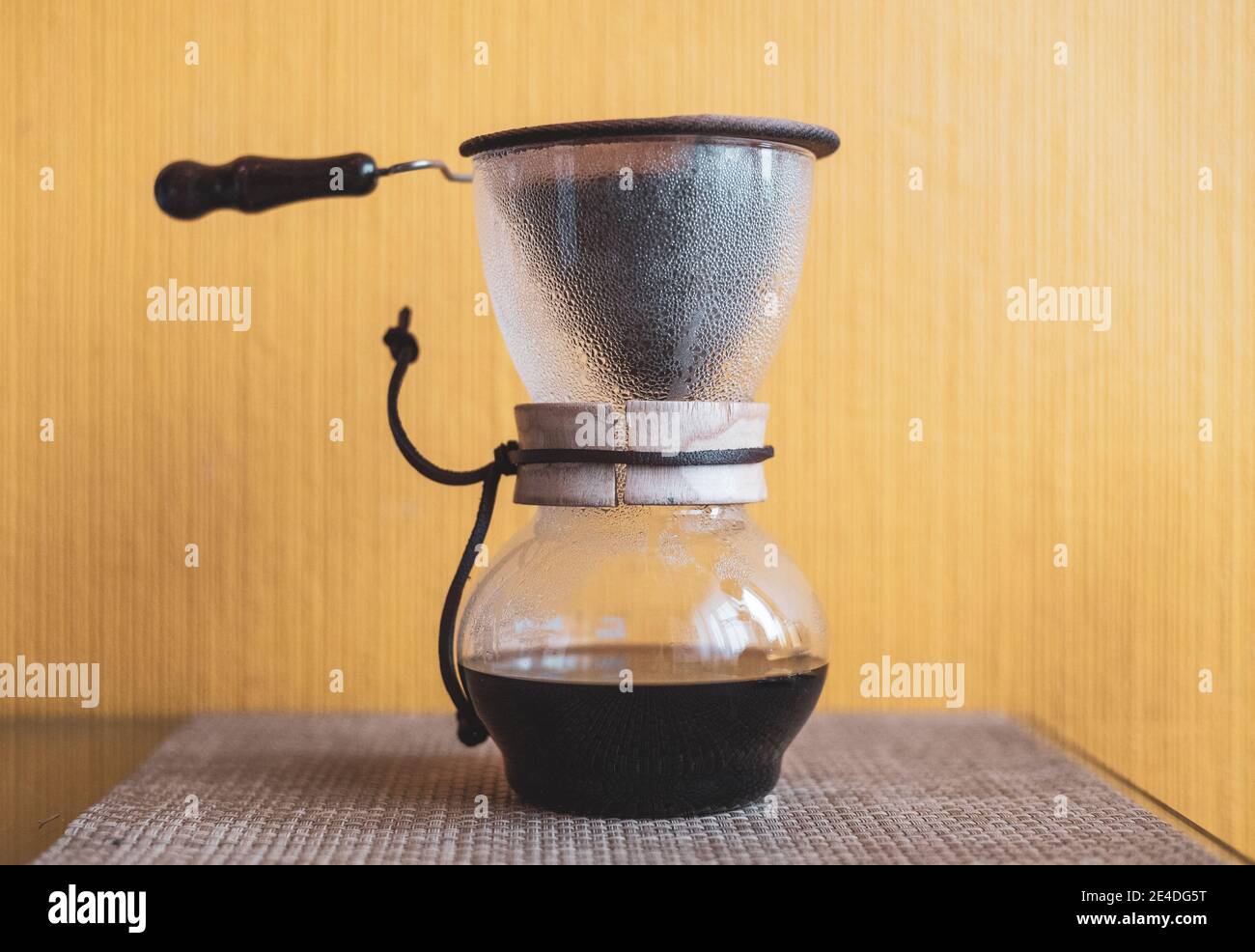 Brühen von Kaffee in einer transparenten Flasche, Filterkaffee Stockfoto