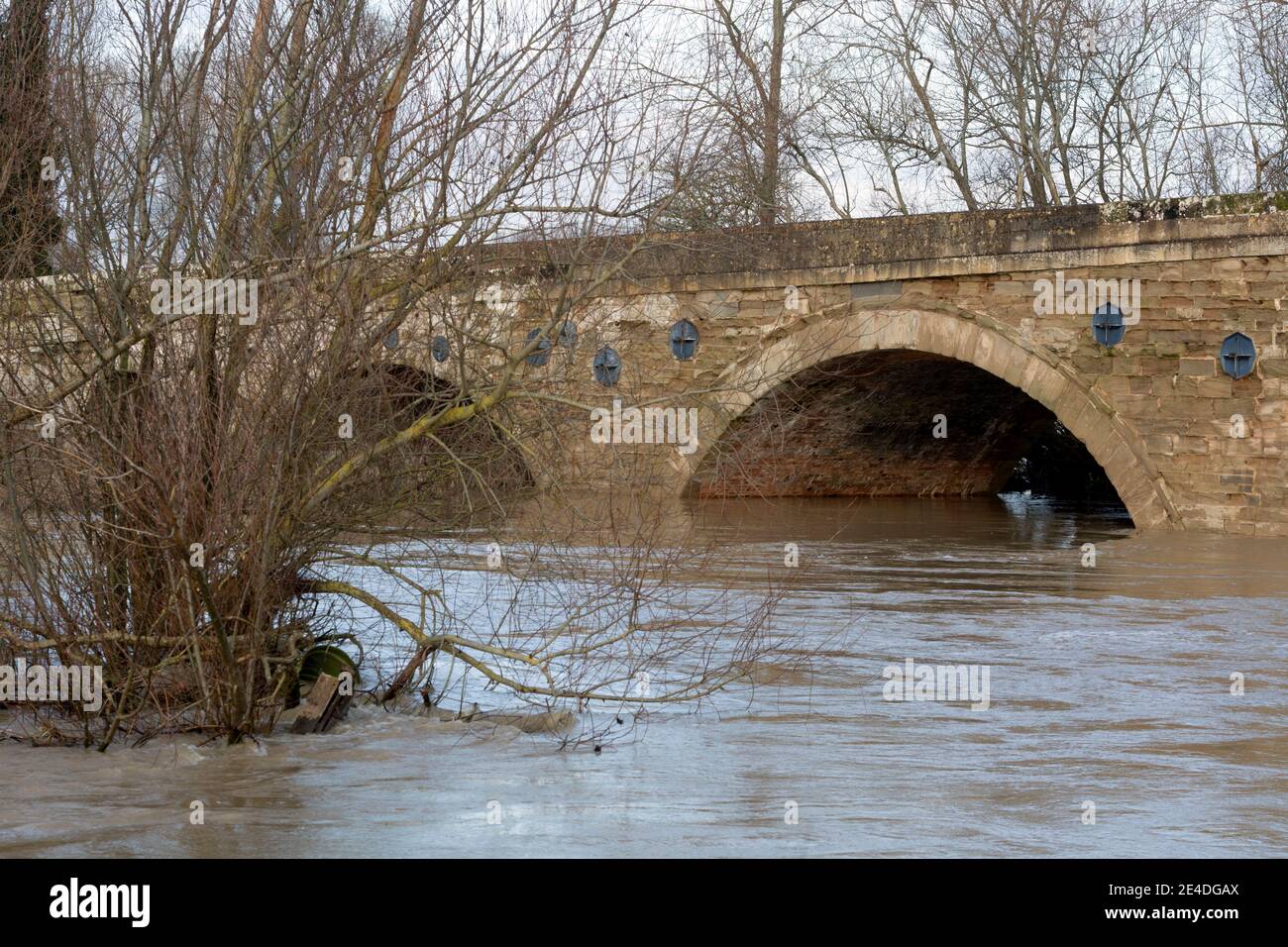 Flutwasser aus dem Fluss Avon im Dorf Barford, Warwickshire, England, Großbritannien. Januar 2021. Stockfoto