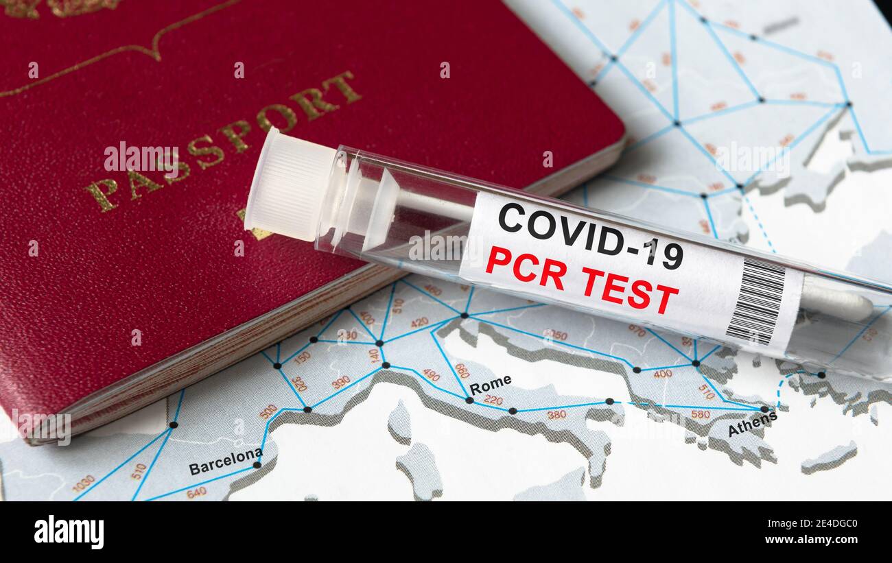 COVID-19, Reise- und Testkonzept, Tube für Coronavirus-PCR-Tests und Touristenpass auf Europakarte. Coronavirus-Diagnose aufgrund von Einschränkungen und Stockfoto