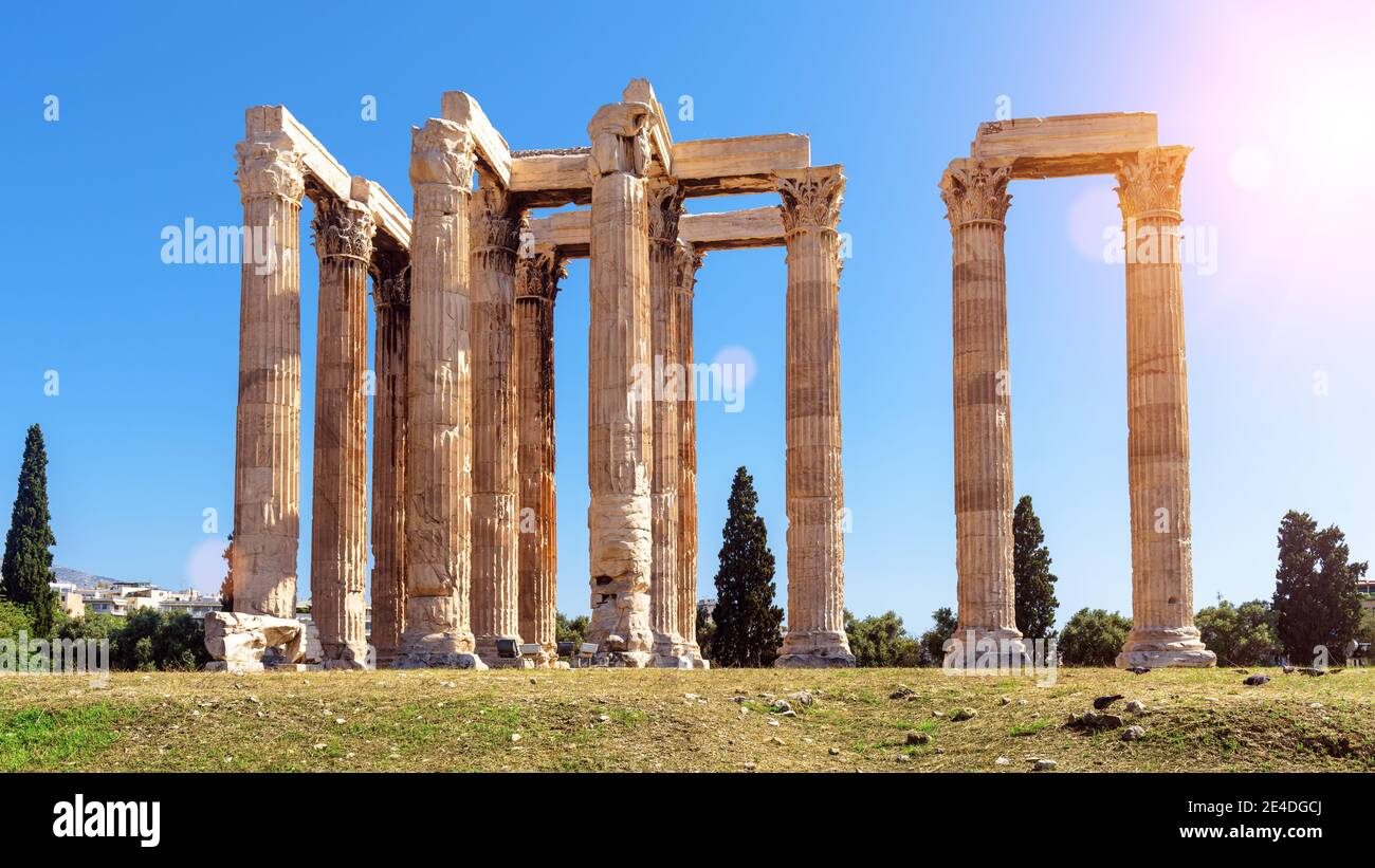 Griechischer Tempel des Zeus, majestätische antike Ruinen im Sonnenlicht, Athen, Griechenland. Es ist eines der Top-Wahrzeichen des alten Athen. Sonnige Aussicht auf große Säulen von fam Stockfoto