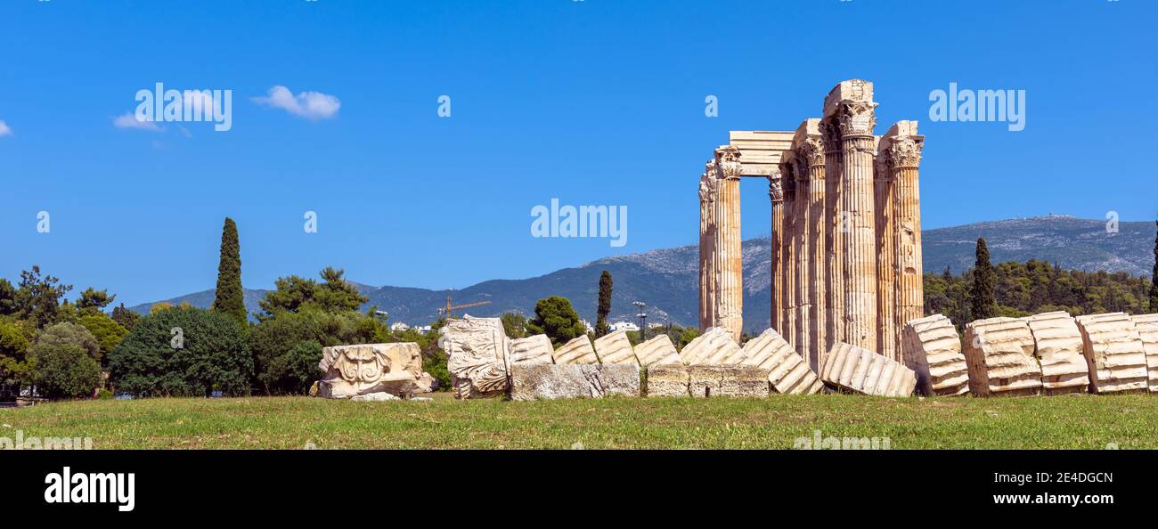 Griechischer Zeus-Tempel, Landschaft mit antiken Ruinen in Athen, Griechenland. Es ist eines der Top-Wahrzeichen des alten Athen. Panorama der gefallenen Säule von fam Stockfoto