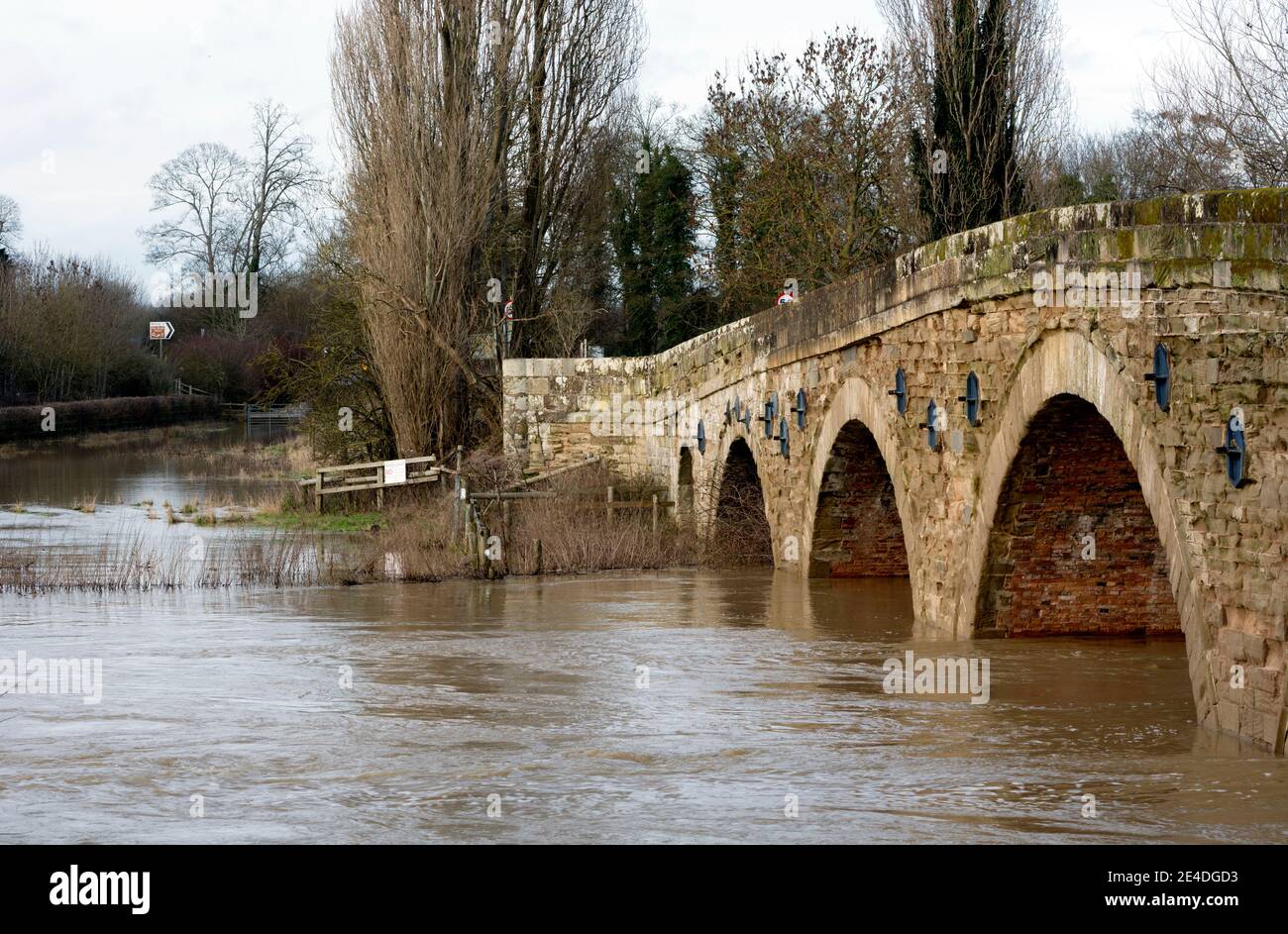 Flutwasser aus dem Fluss Avon im Dorf Barford, Warwickshire, England, Großbritannien. Januar 2021. Stockfoto