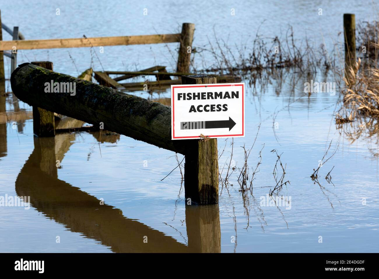 Ein Schild im Flutwasser des Flusses Avon in Barford, Warwickshire, England, Großbritannien. Januar 2021. Stockfoto