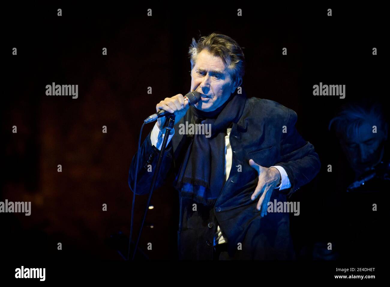 Bryan Ferry spielt live auf der Bühne im Rahmen des Hampton Court Palace Festivals 2017, Hampton Court Palace, London. Stockfoto