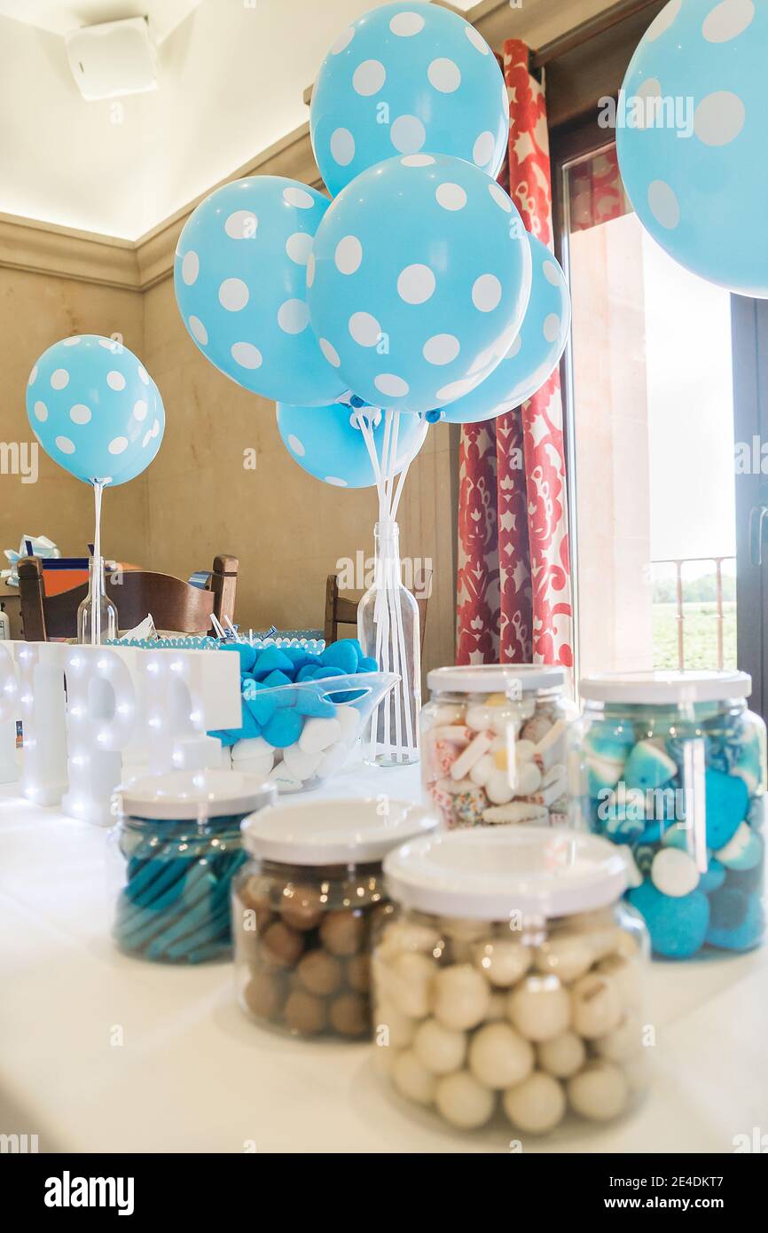 Dekoration mit Luftballons und Süßigkeiten mit blauen und weißen Farben. Stockfoto