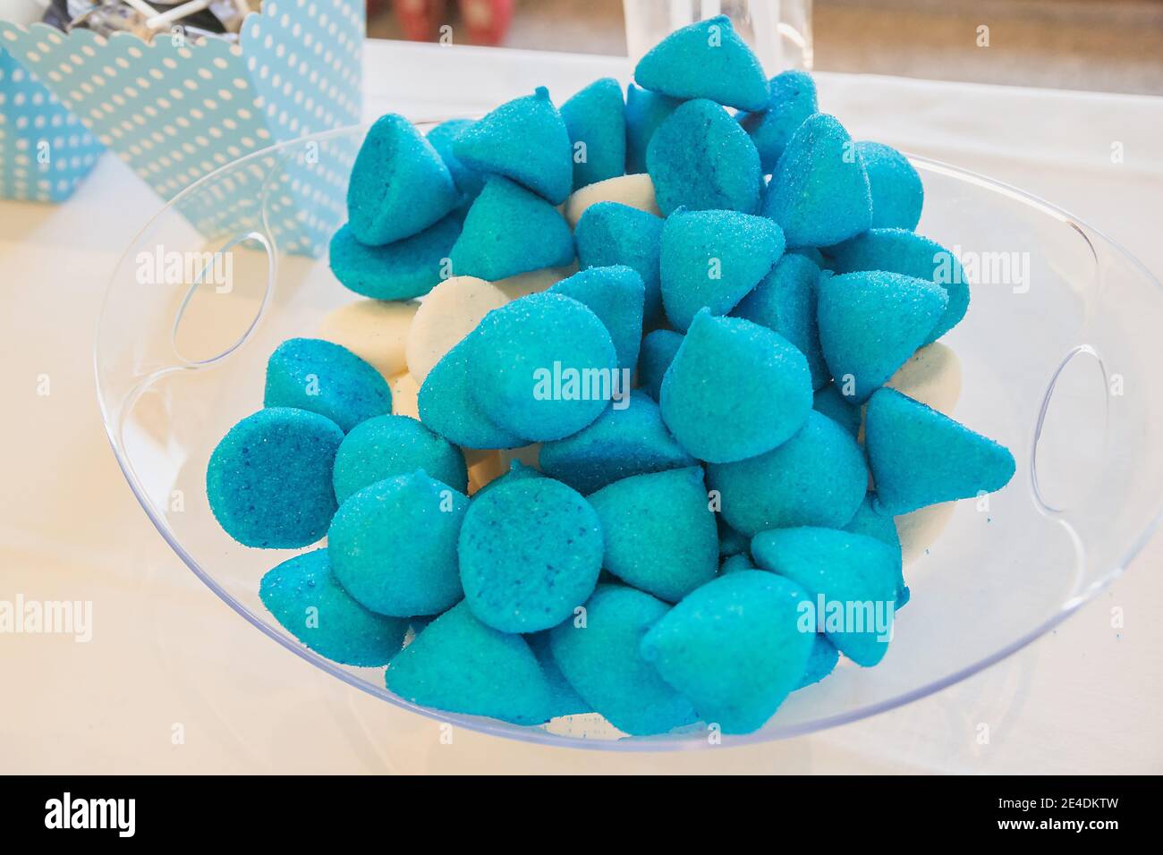 Blaue Süßigkeiten, strukturierte Zuckerwolken. Stockfoto
