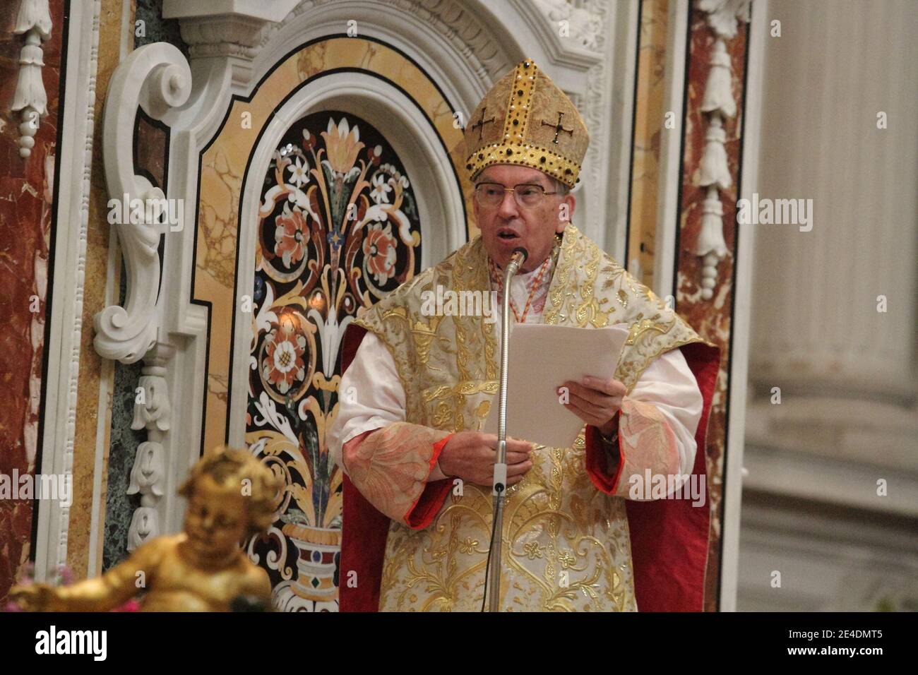 Cassino, Italia - 21 März 2013: Il Cardinale Giovanni Battista Re celebra la messa nell'abbazia di Montecassino per i festeggiamenti benedettini Stockfoto