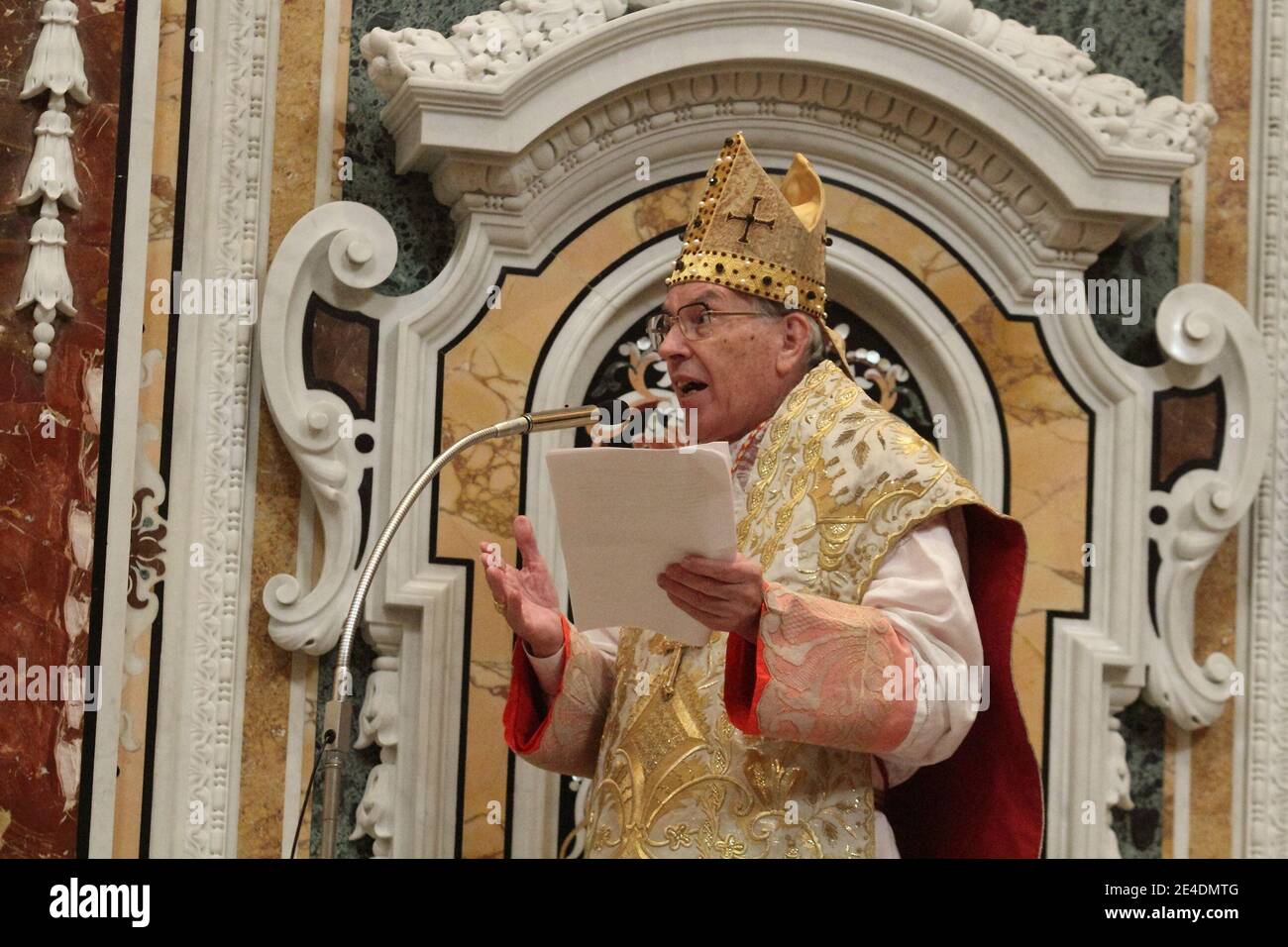 Cassino, Italia - 21 März 2013: Il Cardinale Giovanni Battista Re celebra la messa nell'abbazia di Montecassino per i festeggiamenti benedettini Stockfoto