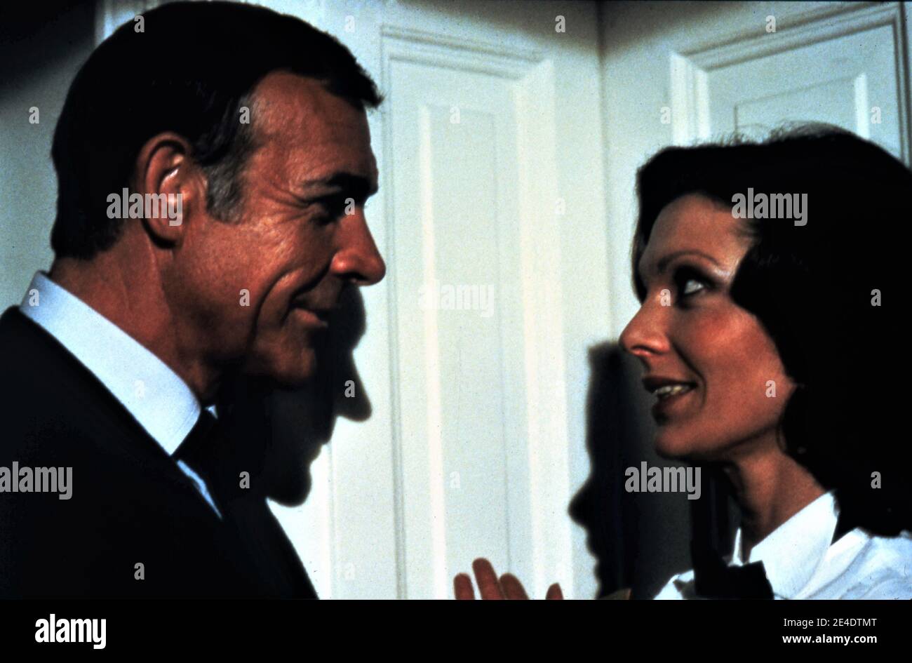 SEAN CONNERY als James Bond 007 und PAMELA SALEM als Miss Moneypenny in NEVER SAY NEVER AGAIN 1983 Regisseur IRVIN KERSHNER Executive Producer Kevin McClory UK / USA / West Germany Talia Film II Productions / Woodcote / Producers Sales Organization (PSO) / Warner Bros Stockfoto