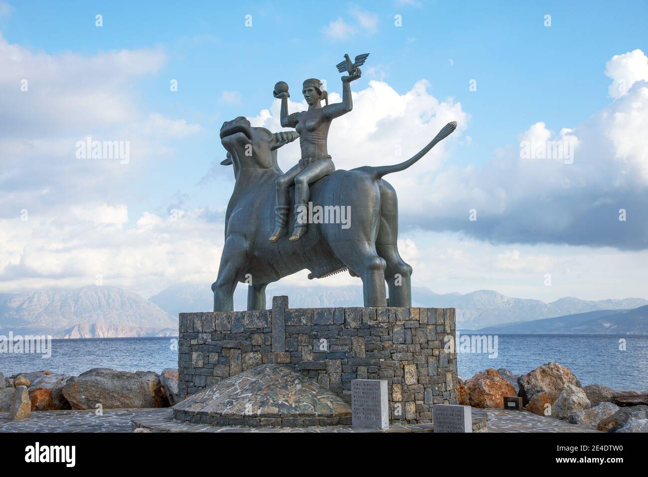 Agios Nikolaos, Kreta, Griechenland - 18. Oktober 2020. Blick auf die Skulptur Europas auf einem Stier. Statue von Europa, Mutter von König Minos, Reiten ein Stockfoto