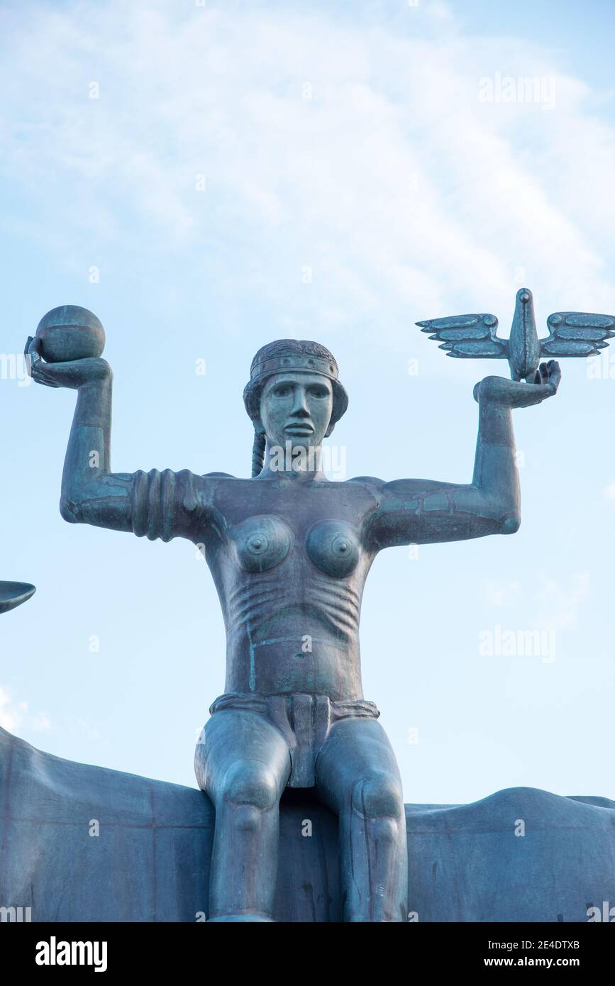 Agios Nikolaos, Kreta, Griechenland - 18. Oktober 2020. Blick auf die Skulptur Europas auf einem Stier. Statue von Europa, Mutter von König Minos, Reiten ein Stockfoto