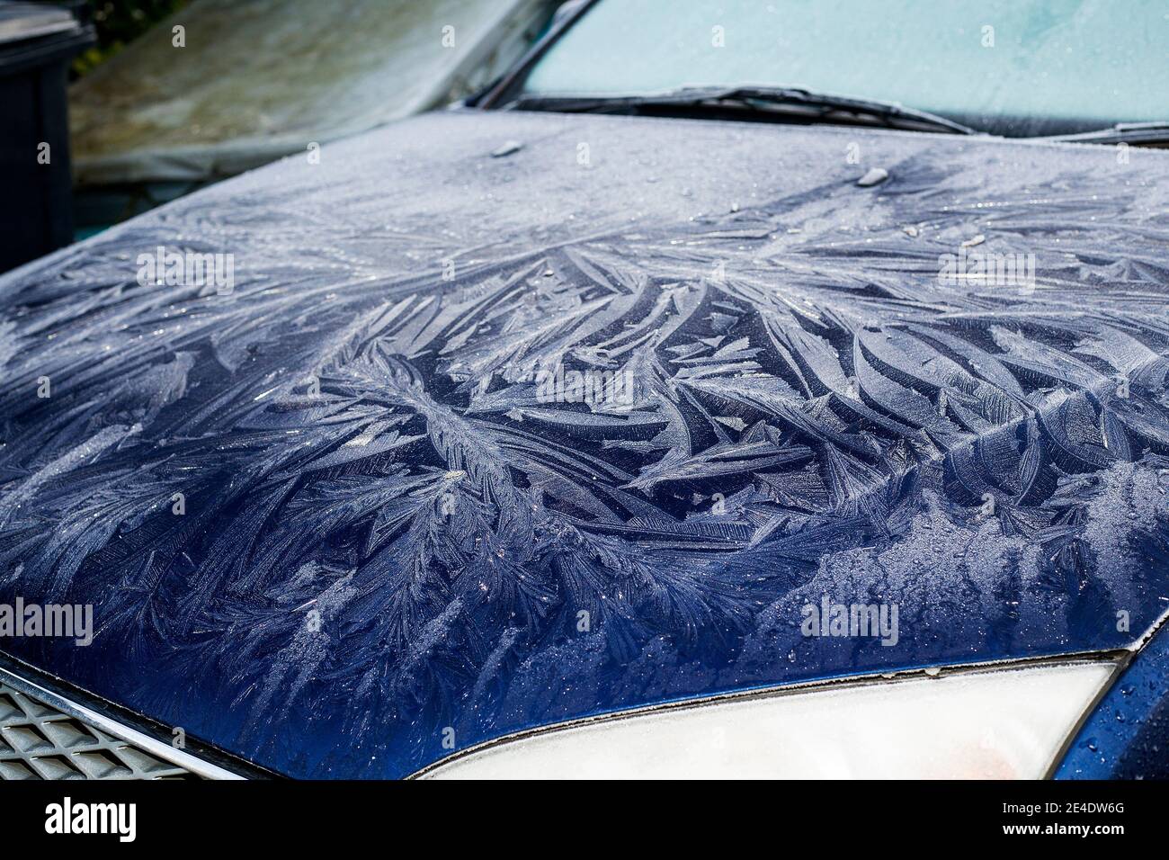 Ein dicker frost auf der windschutzscheibe und der motorhaube von -Fotos  und -Bildmaterial in hoher Auflösung – Alamy
