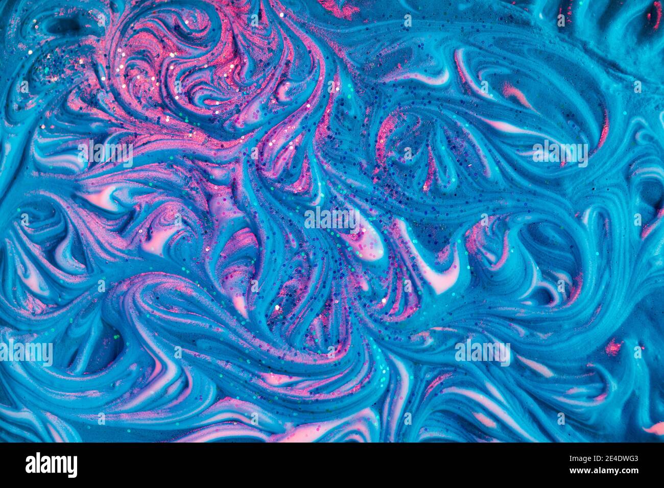 Flüssige Kunst Flüssigkeit künstlerische abstrakte bunte Hintergrund mit Schaumstoff-Textur Und schimmerndes Glitzern Stockfoto