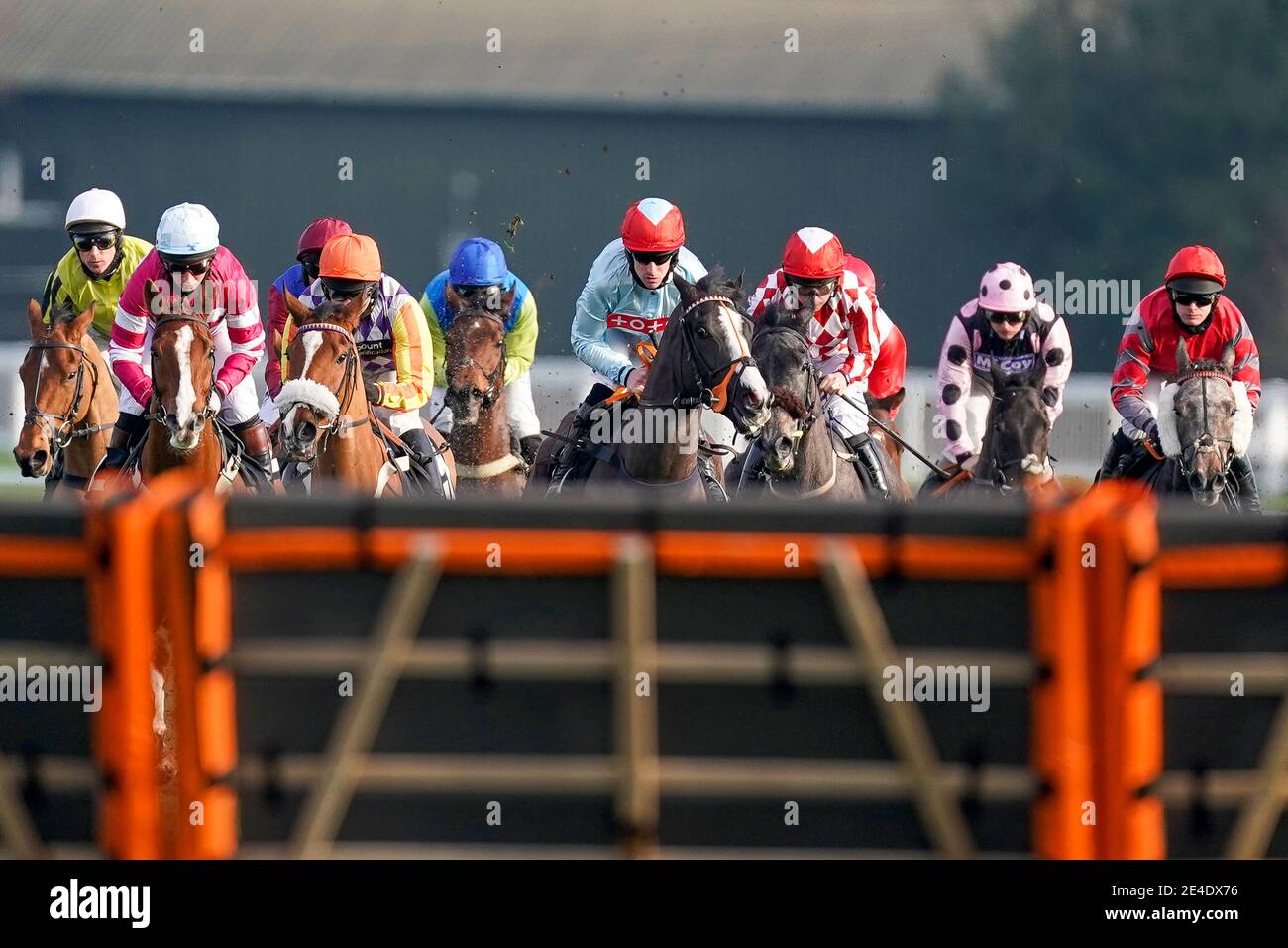 Eine allgemeine Ansicht, wie Läufer sich einem Flug der Hürden während des Matchbook Clarence House Chase Raceday auf Ascot Racecourse nähern. Bilddatum: Samstag, 23. Januar 2021. Stockfoto