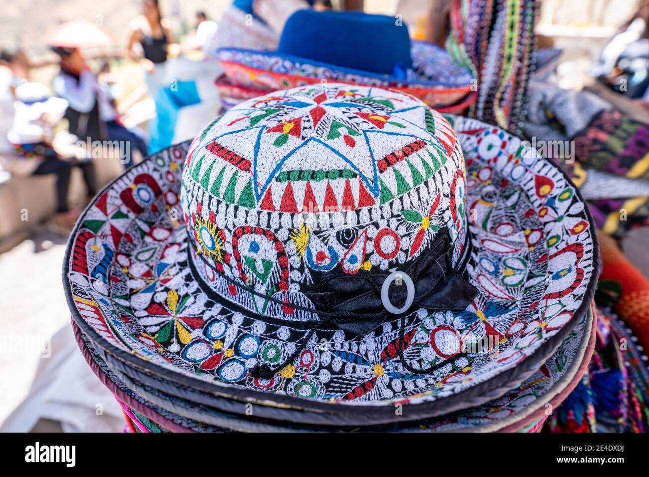 Traditionelle peruanische Hüte werden von Händlern auf dem Weg verkauft Zum  Condor Canyon Stockfotografie - Alamy