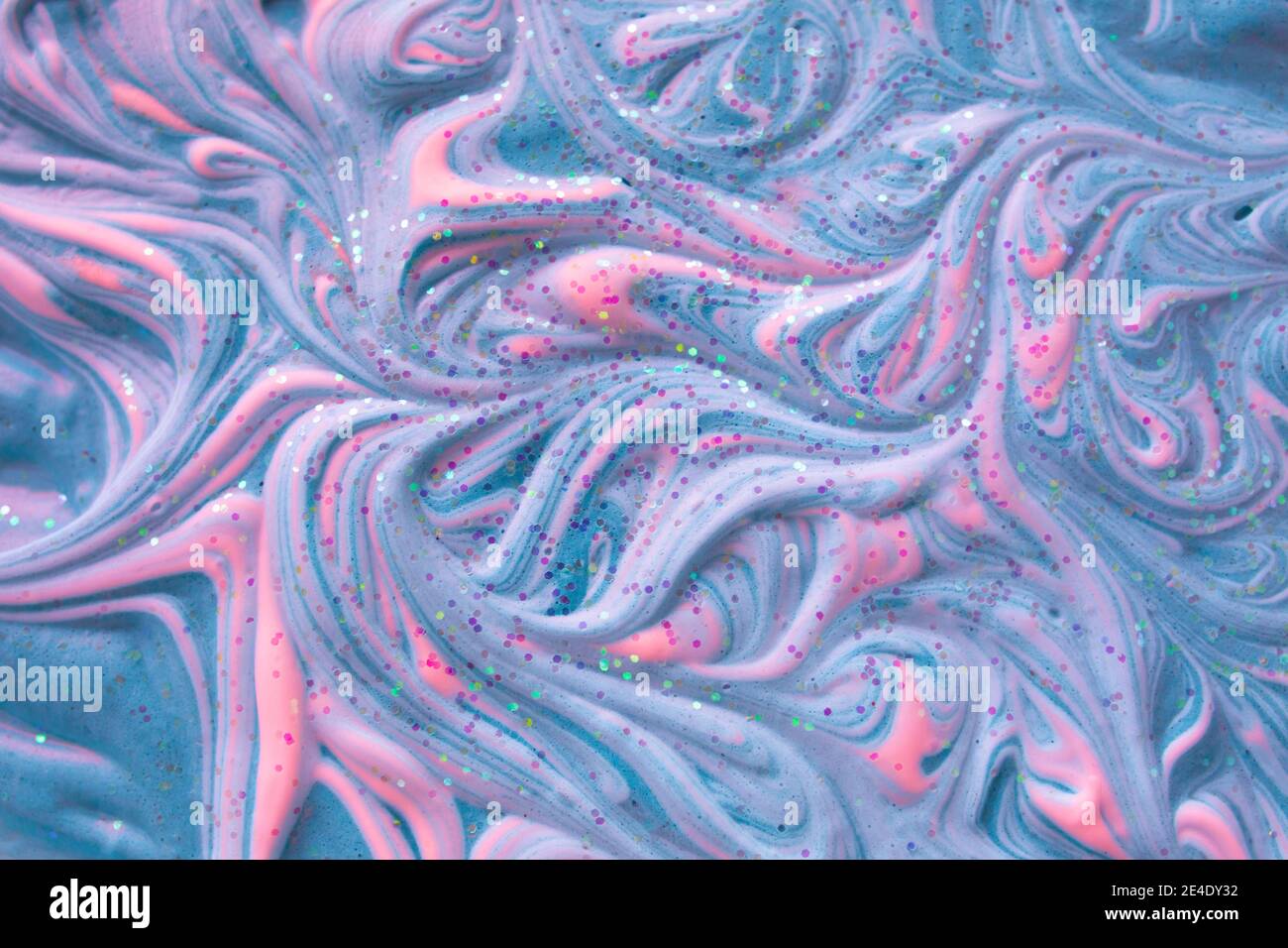 Flüssige fließende flüssige Kunst Hintergrund in pastellblau und cremig rosa Farben. Volumenrelief aus buntem Schaumstoff mit Glitzer. Acrylfarbe Schaum. Kreativer Tren Stockfoto