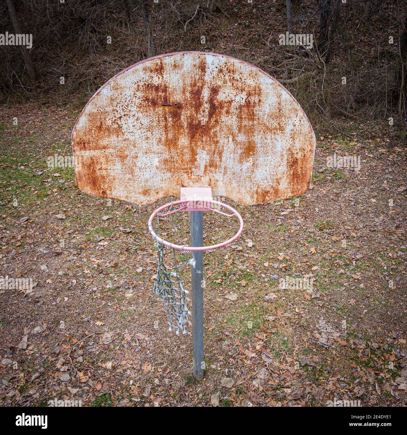 Luftaufnahme des rostigen vernachlässigten Basketballnetzes Stockfoto