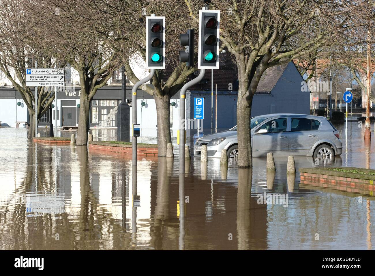 Worcester, Worcestershire, UK - Samstag, 23. Januar 2021 - Riverside Straßen und Parkplätze sind überflutet im Zentrum von Worcester nach dem Fluss Severn überflutet. Der Severn wird voraussichtlich in Worcester später am Abend seinen Höhepunkt erreichen. Foto Steven May / Alamy Live News Stockfoto