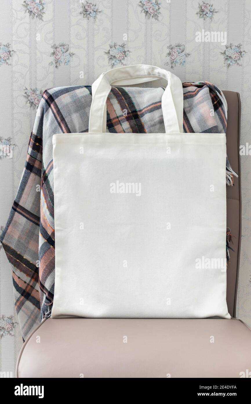 Mockup von weißen Baumwolle Tasche in einem Raum, Stil Foto Stockfoto