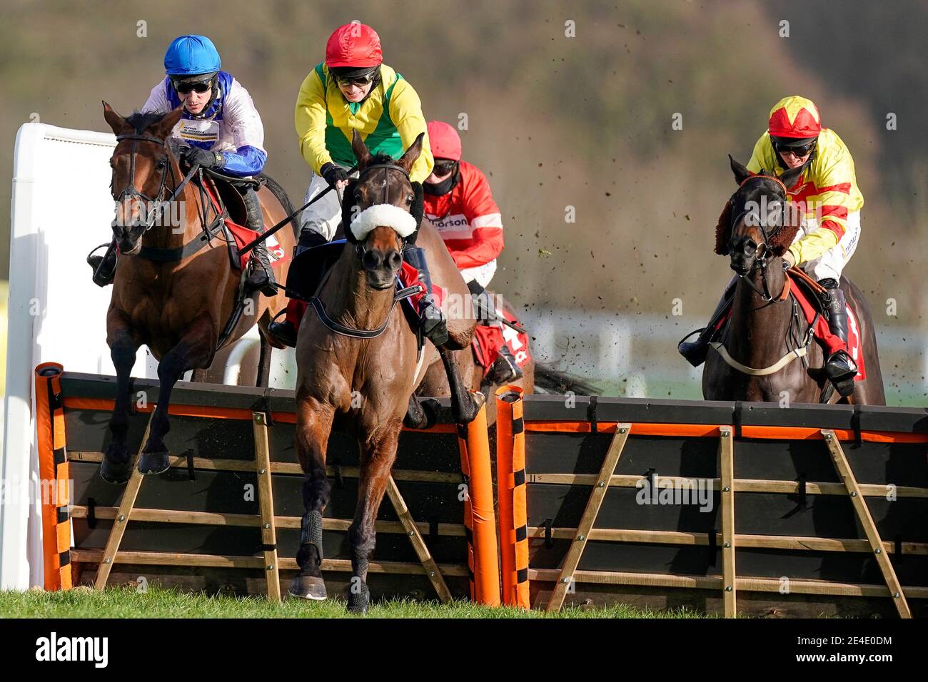 Harry Skelton auf Roksana (pink/blau) hat die letzte Chance, die Matchbook Betting Podcast Mares' Hürde während des Matchbook Clarence House Chase Raceday auf der Ascot Racecourse zu gewinnen. Bilddatum: Samstag, 23. Januar 2021. Stockfoto