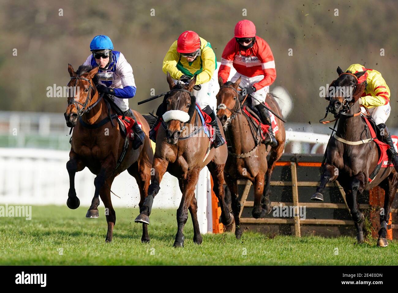 Harry Skelton auf Roksana (pink/blau) hat die letzte Chance, die Matchbook Betting Podcast Mares' Hürde während des Matchbook Clarence House Chase Raceday auf der Ascot Racecourse zu gewinnen. Bilddatum: Samstag, 23. Januar 2021. Stockfoto