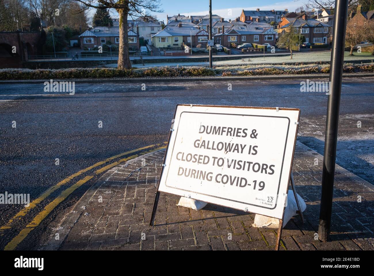 Am 23. Januar 2021 erinnert ein Schild auf den Whitesands, Dumfries, Schottland, die Menschen daran, dass die Region während der covid 19 Pandemie für Besucher geschlossen ist. Stockfoto