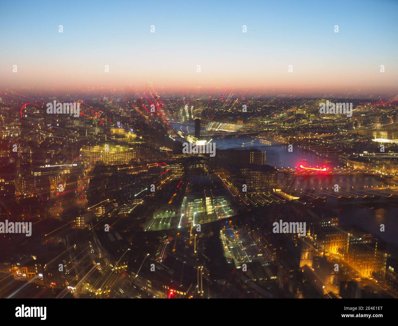Halb-abstraktes Stadtbild bei Nacht mit Zoom-Burst-Effekt Stockfoto