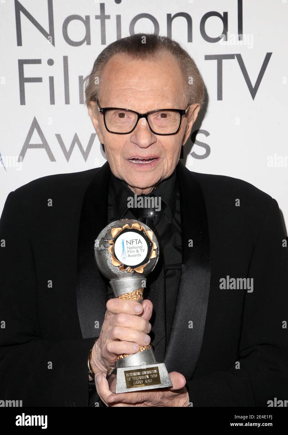 **DATEI FOTO** Larry King ist bei 87 verstorben. LOS ANGELES, CA - 5. DEZEMBER: Larry King, bei den National Film and Television Awards im Globe Theatre in Los Angeles, Kalifornien am 5. Dezember 2018. Quelle: Faye Sadou/MediaPunch Quelle: MediaPunch Inc/Alamy Live News Stockfoto