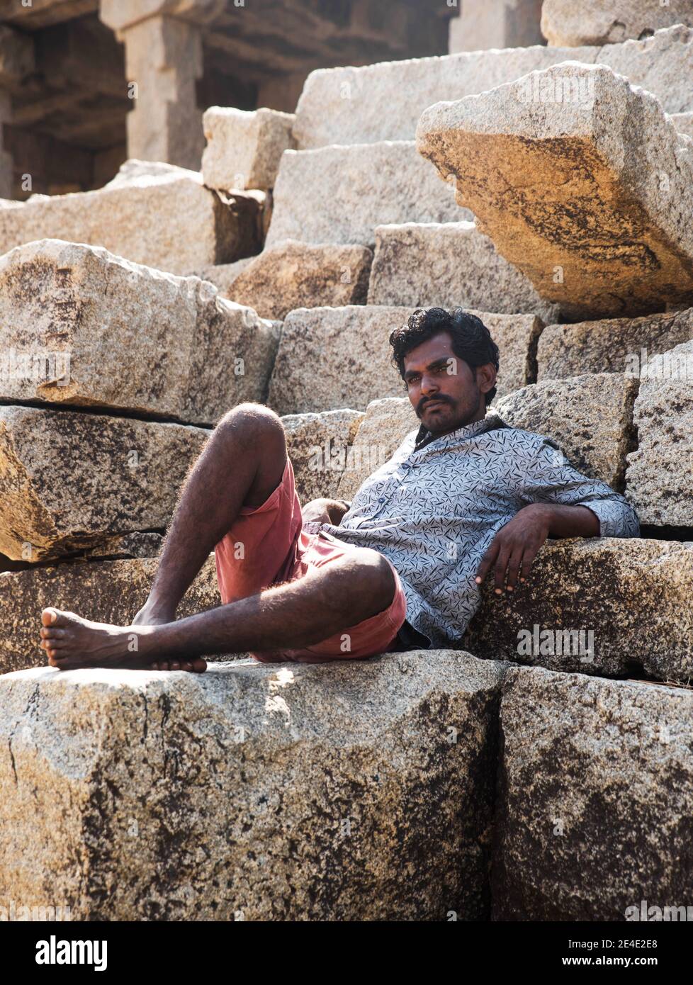 hampi, Karnataka, Indien - November 10,2020 : Mann auf Stein sitzend Stockfoto