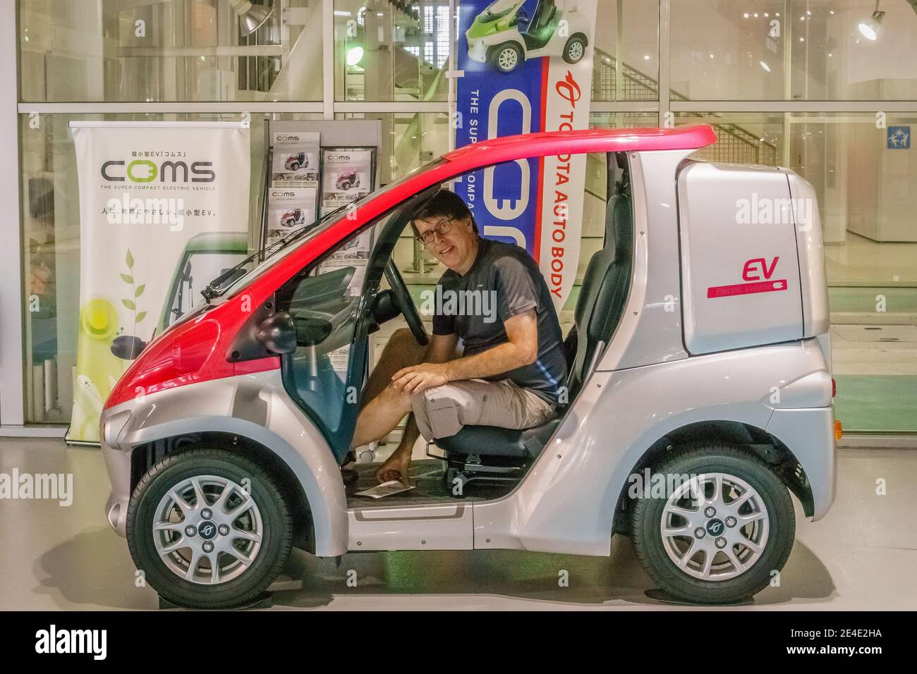 Tokio, Japan-Sep 15, 2018: Mann sitzt in einem kleinen Elektrofahrzeug auf der Auto-Show. Stockfoto
