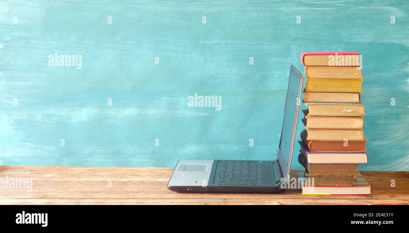 Stapel von Büchern und Laptop-Computer, E-Book-Reader. E- Buch, Buchmesse, Lesen, Realaxing, Bildungskonzept. Freier Speicherplatz für Kopien Stockfoto