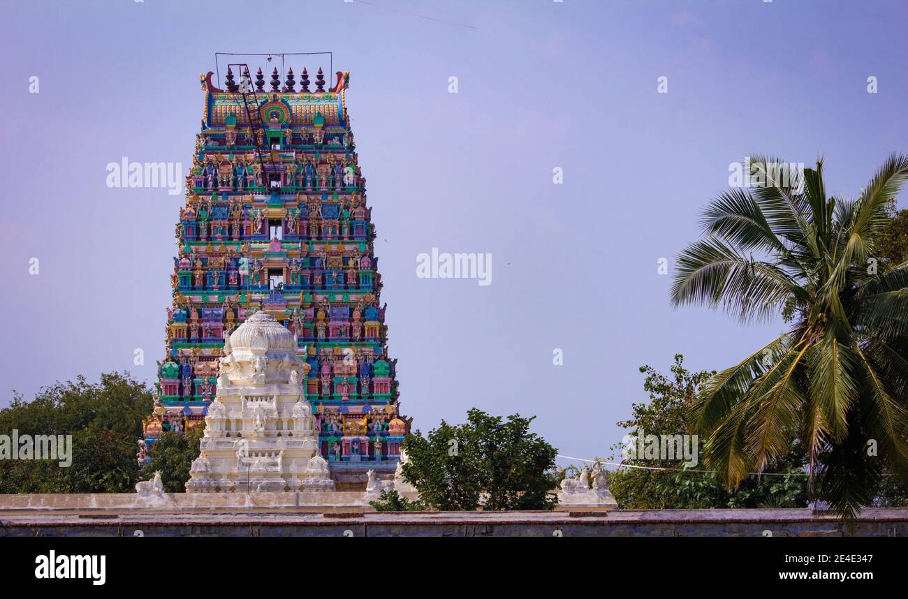 Blick auf den schönen Tempelturm in der Nähe von Chennai in Tamil Nadu, Indien Stockfoto