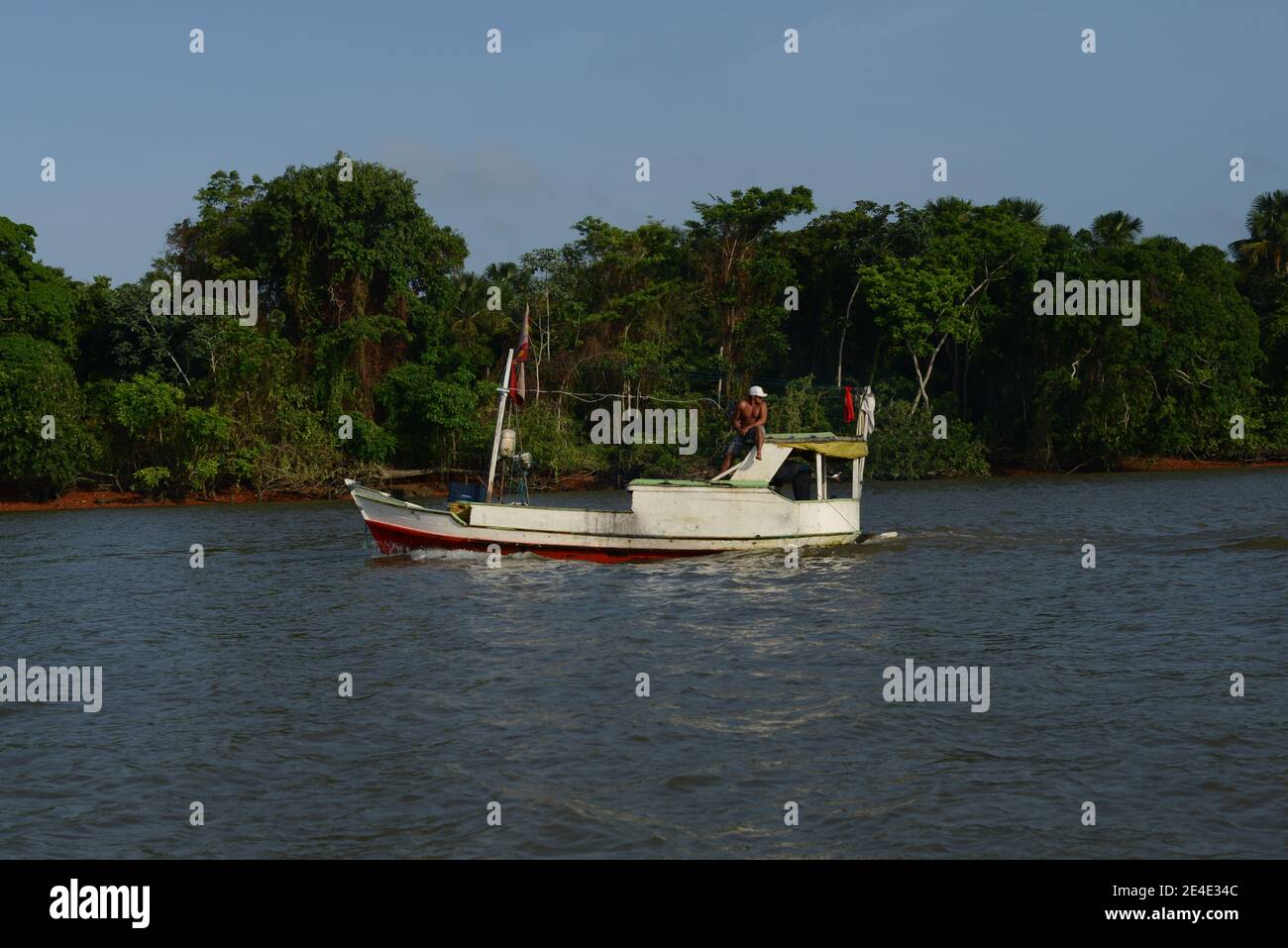 Barcarena, Brasilien: 21. September 2019: Flussfischer mit seinem Boot segeln auf dem Fluss in der Nähe der Insel Trambioca, im Amazonas, Pará Staat, Brasilien. Stockfoto