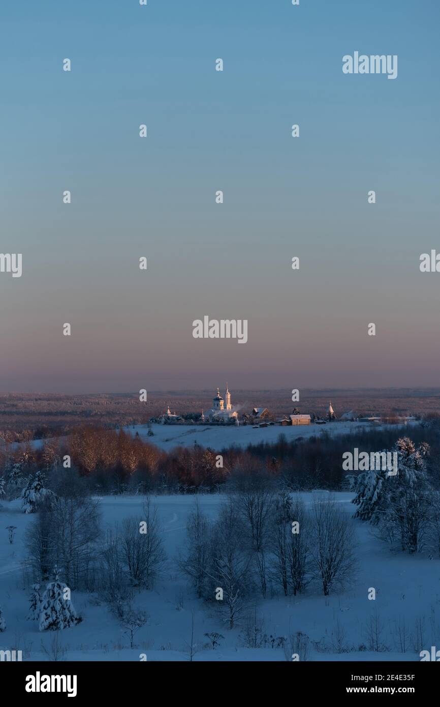 Das Seraphim-Frauenkloster im Dorf Jb, die Republik Komi, Russland, auf den frostigen Wintertag in die Zeit des Sonnenuntergangs. Stockfoto