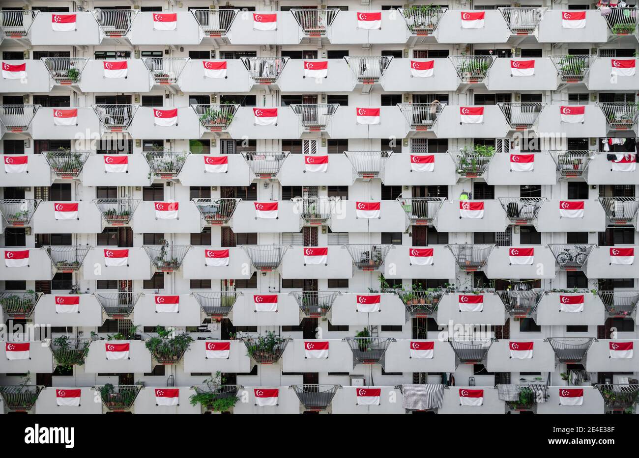 Nationalflagge von Singapur bei HDB in Singapur, um den Nationalfeiertag zu feiern. Der Nationalfeiertag von Singapur wird jedes Jahr am 9. August gefeiert. Stockfoto