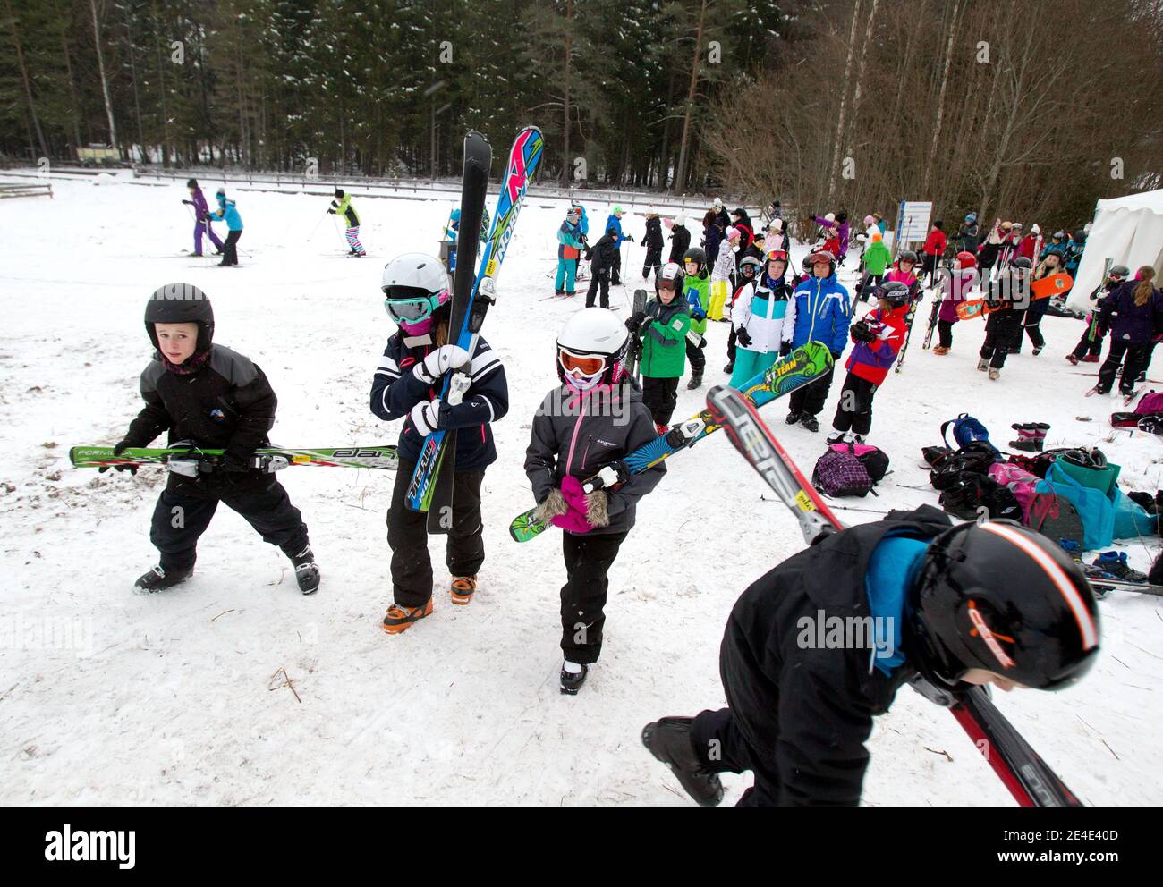 OMBERG, SCHWEDEN - 27. JANUAR 2014: "Jeder auf Schnee" - der Schwedische Skiverband und Friluftsfrämjandet organisieren Skifahren für Studenten im 4. Jahr. Stockfoto