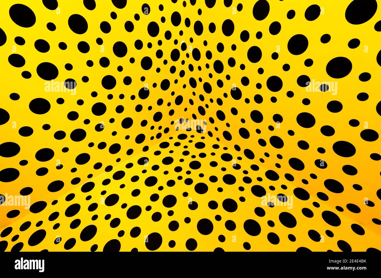 Ein unendlich großer Spiegelraum mit gelben und schwarzen Polka Dots Installationskunst des japanischen Künstlers Yayoi Kusama. Stockfoto