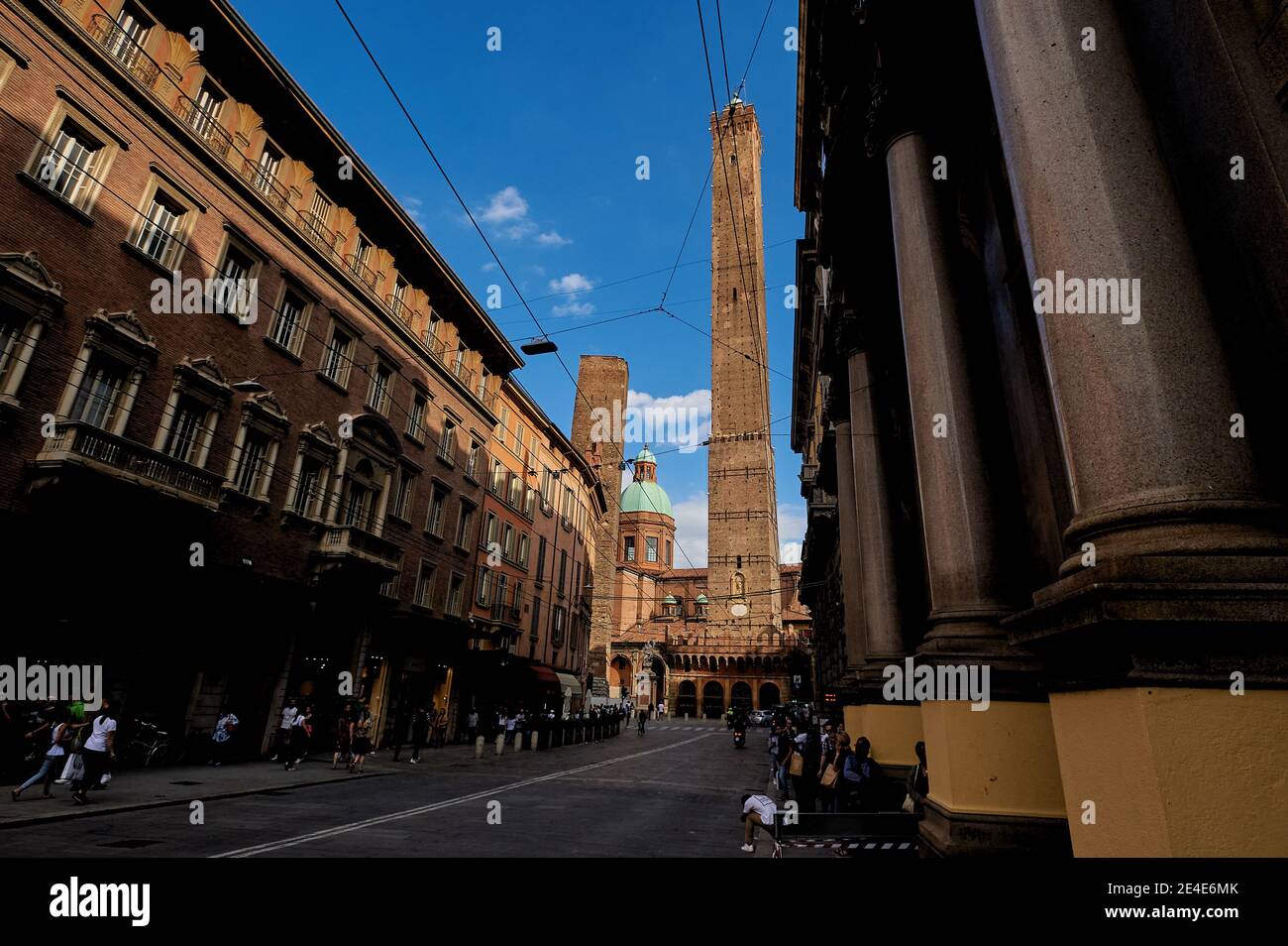 BOLOGNA, ITALIEN - 30. SEPTEMBER 2019: Blick auf Torre Garisenda und Torre Degli Asinelli schiefe Türme Due Torri. Das bedeutet zwei Türme Stockfoto