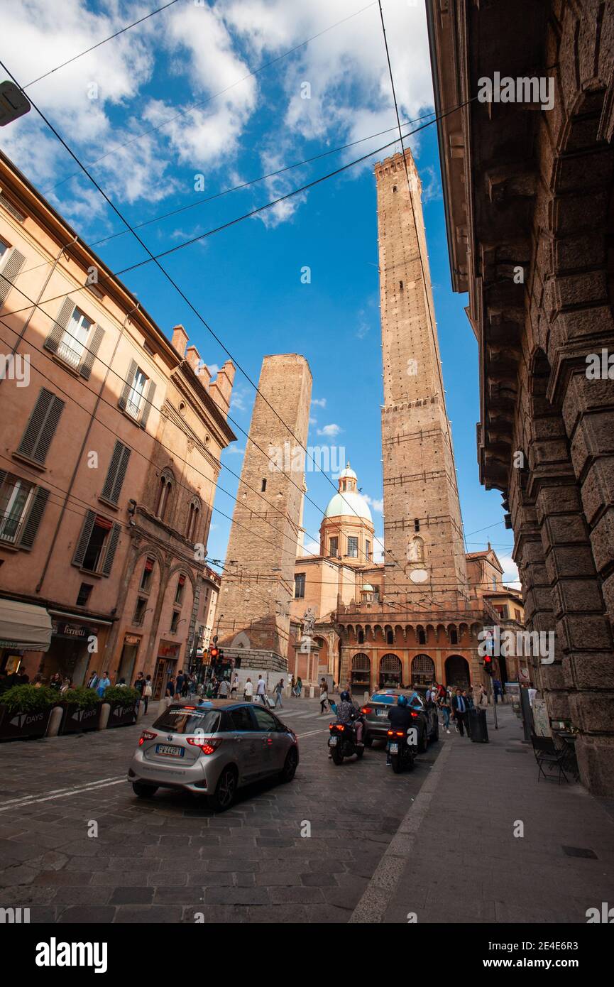 BOLOGNA, ITALIEN - 30. SEPTEMBER 2019: Blick auf Torre Garisenda und Torre Degli Asinelli schiefe Türme Due Torri. Das bedeutet zwei Türme Stockfoto