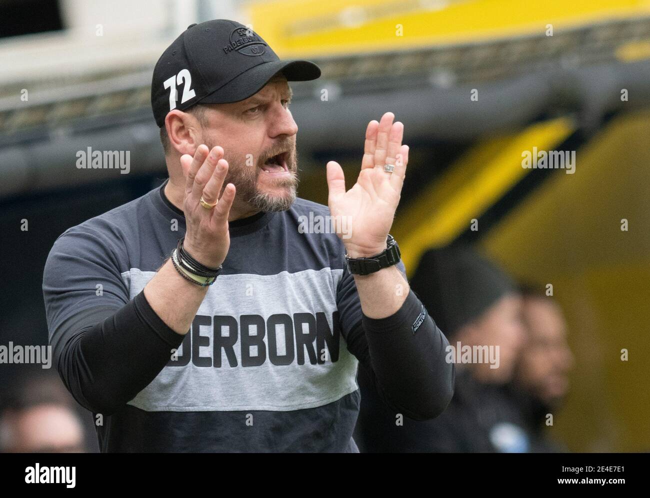 Paderborn, Deutschland. Januar 2021. Fußball: 2. Bundesliga, SC Paderborn 07 - Würzburger Kickers, Matchday 17 in der Benteler Arena. Paderborner Trainer Steffen Baumgart jubelt über sein Team. Quelle: Bernd Thissen/dpa - WICHTIGER HINWEIS: Gemäß den Bestimmungen der DFL Deutsche Fußball Liga und/oder des DFB Deutscher Fußball-Bund ist es untersagt, im Stadion und/oder des Spiels aufgenommene Fotos in Form von Sequenzbildern und/oder videoähnlichen Fotoserien zu verwenden oder zu verwenden./dpa/Alamy Live News Stockfoto